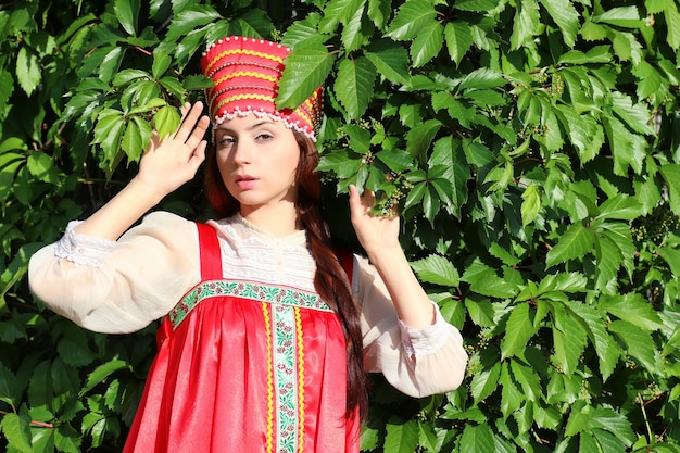 Eslavo en traje tradicional árbol de pared de hiedra