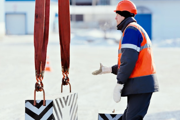 Eslingador profesional en casco de construcción en fábrica descarga carga Entrenamiento de carga