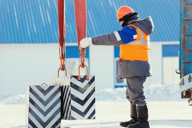 Eslingador profesional en casco de construcción en fábrica descarga carga Entrenamiento de carga