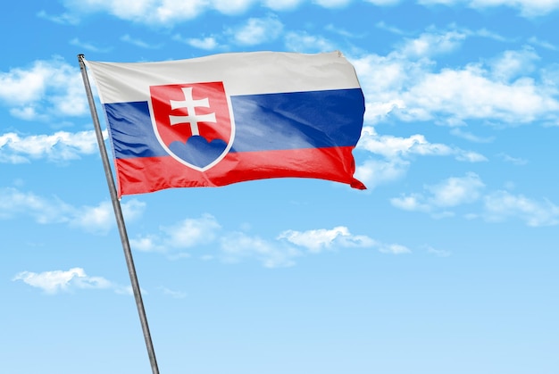 Eslováquia 3D acenando a bandeira em um céu azul com nuvem imagem de fundo