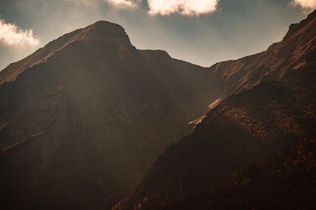 Eslováquia Tatra Mountains com outono prado Belianske Tatry Eslováquia paisagem Colorfull outono natureza