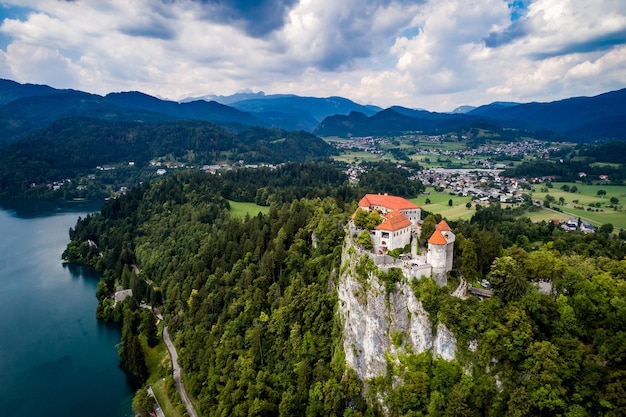 Eslovenia - Resort de vista aérea Lago Bled. Fotografía aérea de drones FPV. Eslovenia Castillo hermoso de la naturaleza Bled.