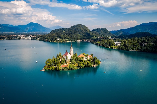 Eslovenia - Resort de vista aérea Lago Bled. Fotografía aérea de drones FPV.