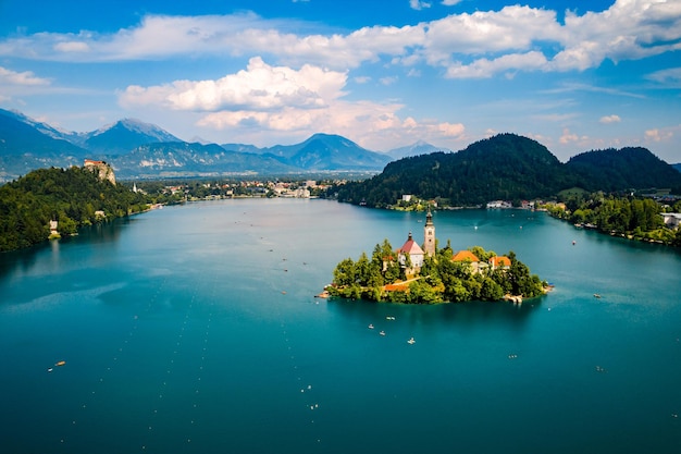 Eslovenia - Resort de vista aérea Lago Bled. Fotografía aérea de drones FPV.