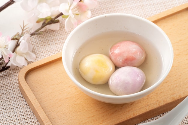 Esmalte colorido estilo grande tangyuan com flor de cerejeira e sopa de xarope