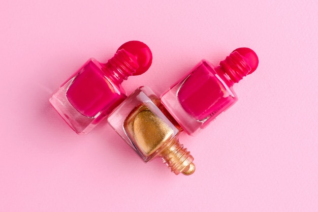 Esmalte cosmético rosa e ouro em rosa