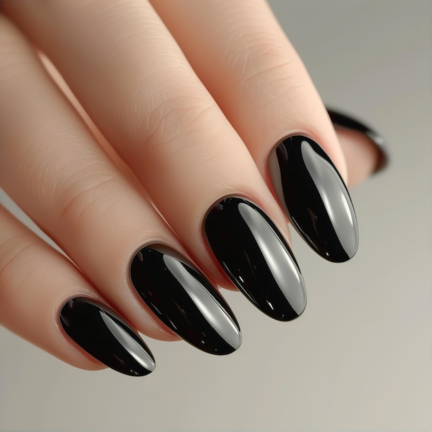 Esmalte de unhas preto em unhas manicuredas