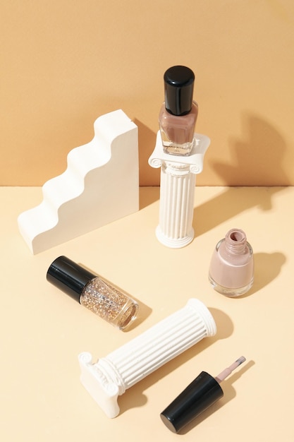 Esmalte de unhas vermelho num pódio branco