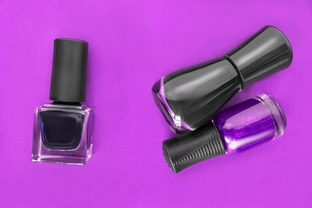 Esmalte em fundo roxo