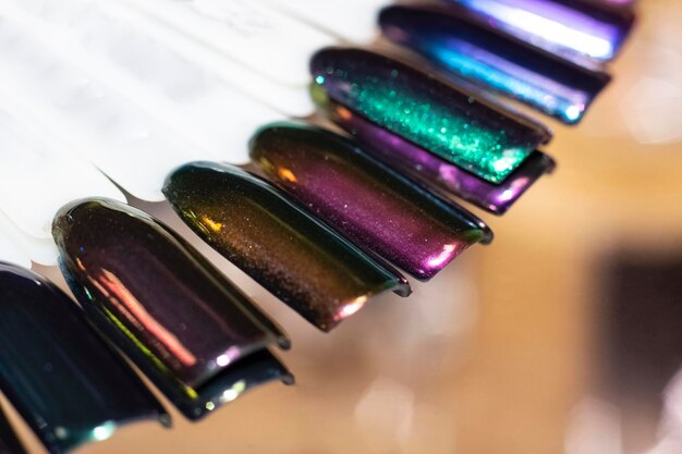 Esmalte multicolorido em unhas de plástico artificiais