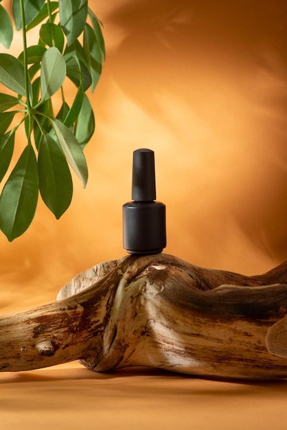 Esmalte preto em fundo laranja