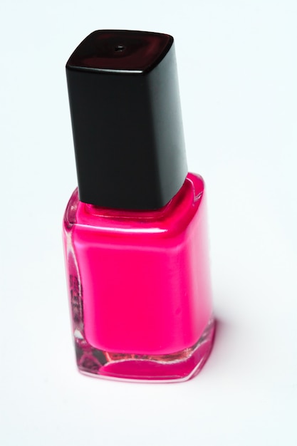 Foto esmalte rosa sobre fundo branco