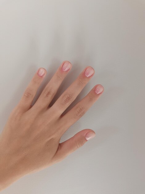 Esmalte de uñas esmalte en gel manicura con recubrimiento en un estilo moderno tratamiento de uñas barniz de color aest