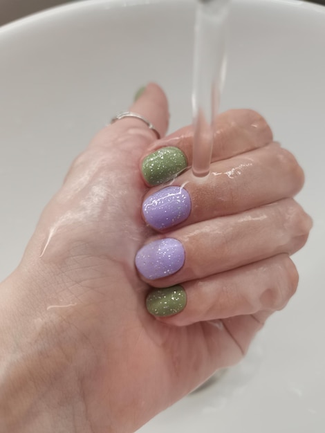 Esmalte de uñas esmalte en gel manicura con un revestimiento en un estilo moderno tratamiento de uñas barniz de color estética de belleza salón de aseo femenino lugar para texto
