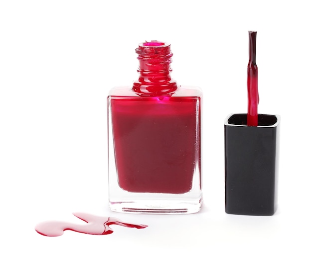 Esmalte de uñas rojo aislado en blanco