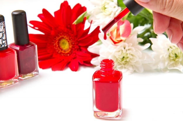 Esmalte de uñas rojo con flor
