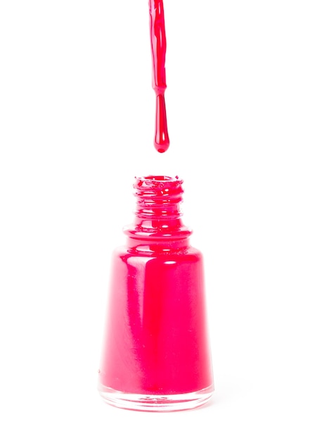 Esmalte vermelho com pincel close up isolado