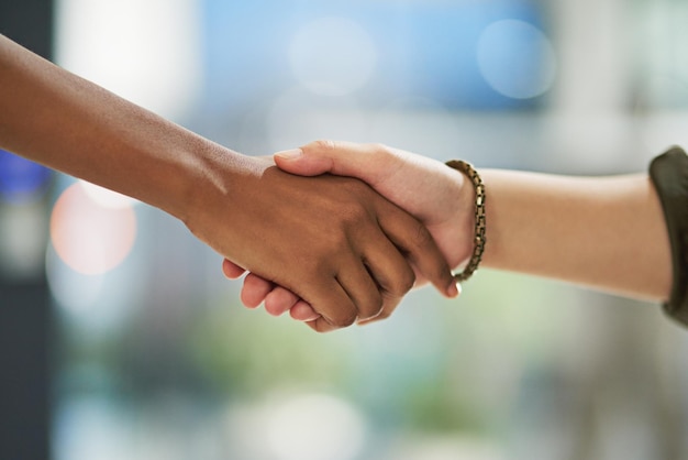 Foto eso lo hace oficial captura recortada de dos empresarios no identificables dándose la mano