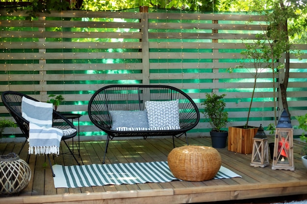 Espacio acogedor en el patio al aire libre con terraza de madera y muebles de jardín