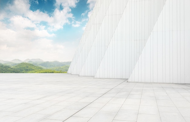 Espacio arquitectónico limpio y brillante y paisaje de montaña bajo el cielo azul