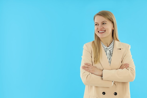 Espacio atractivo joven de la mujer de negocios para el texto