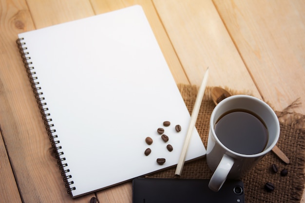 Espacio en blanco en el cuaderno con café negro