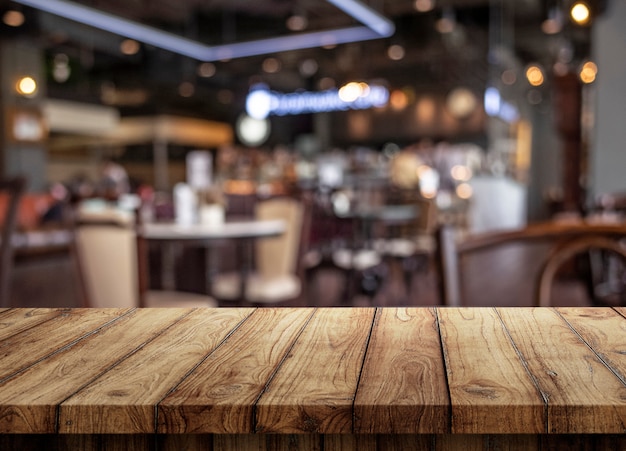 espacio en blanco de la mesa de madera en la cafetería