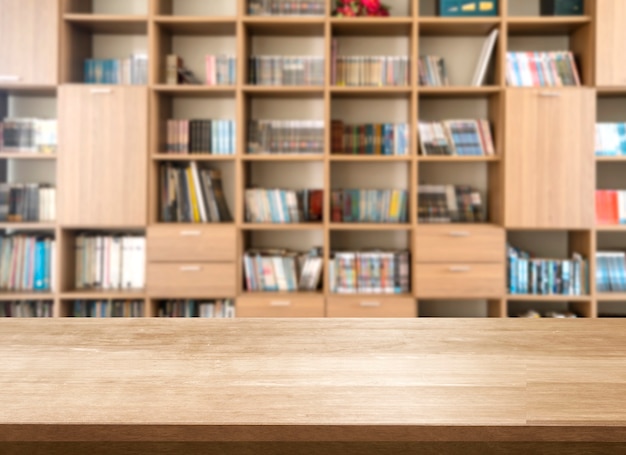 Espacio en blanco de la mesa superior de madera en la biblioteca