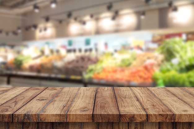 Espacio en blanco de la mesa superior de madera en el mercado de productos frescos