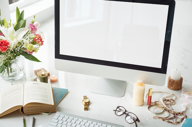 Espacio en blanco en el monitor de la computadora