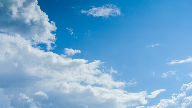 Espacio de cielo azul con nubes blancas y esponjosas