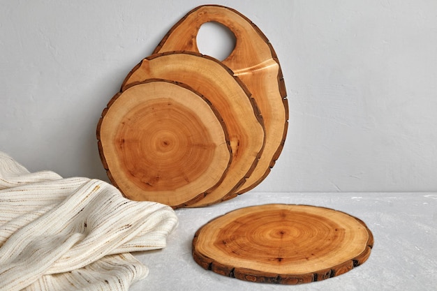 Espacio de cocina con tablas de cortar de madera y paño de cocina sobre una mesa de hormigón ligero para la presentación de alimentos