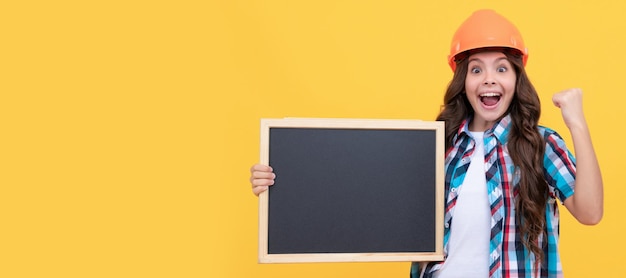 Espacio de copia de educación infantil para el anuncio feliz día de los trabajadores Constructor de niños en diseño de cartel horizontal de casco Espacio de copia de encabezado de pancarta