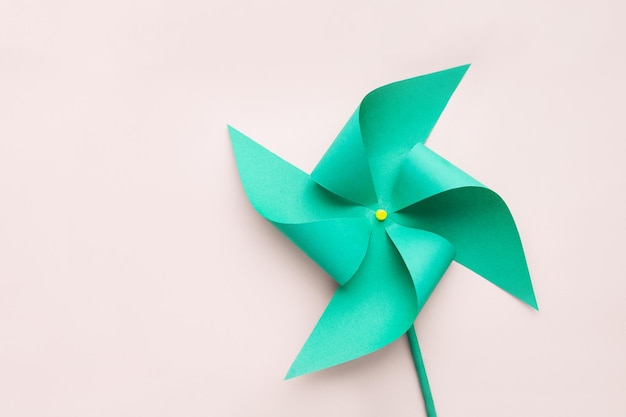 Espacio de copia de molino de viento verde origami de papel