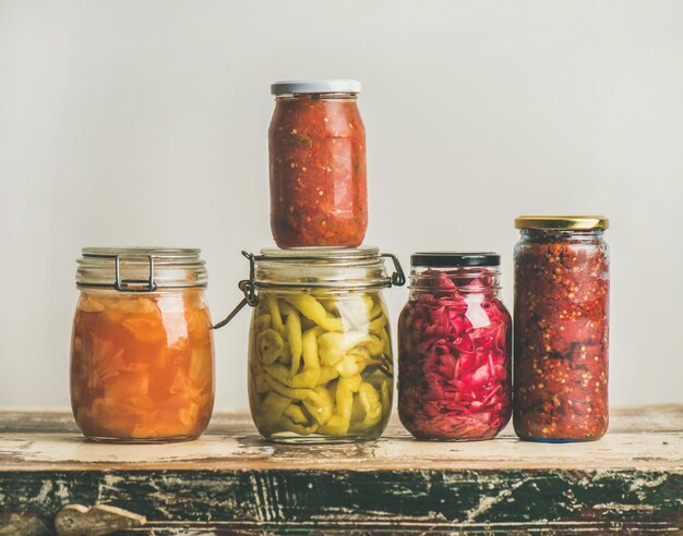 Espacio de copia de verduras en escabeche o fermentadas de temporada de otoño