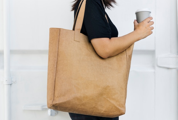 Espacio de diseño en la bolsa de asas en blanco