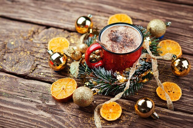 espacio de escritorio de madera taza roja y árbol de navidad