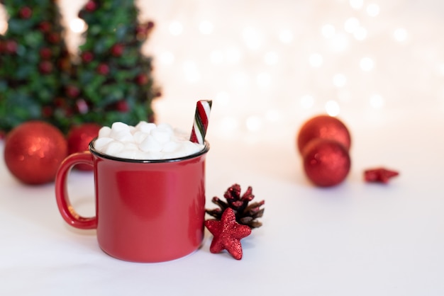 Espacio de escritorio de madera taza roja y árbol de navidad