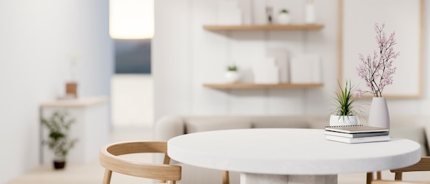 Un espacio para exhibir productos en una mesa redonda blanca en una acogedora sala de estar contemporánea