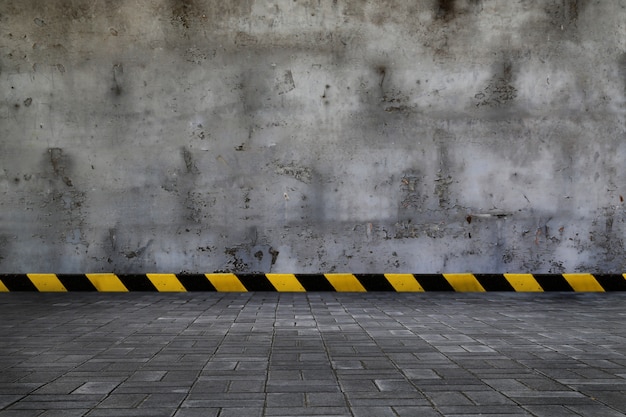 espacio de habitación vacía para el fondo con piso de pavimentación y pared vieja