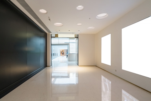 Foto espacio interior de baño en centro comercial.