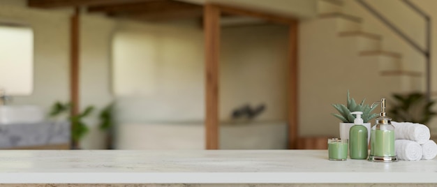Espacio de montaje sobre una mesa de mármol blanco sobre un baño borroso en el fondo
