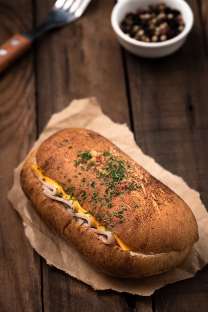 espacio pan jamón queso sobre madera