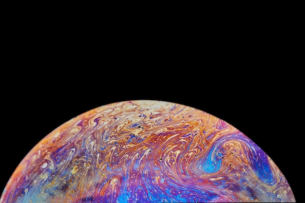 Espacio de realidad virtual con planeta psicodélico multicolor abstracto Burbuja de jabón como un planeta alienígena sobre fondo negro