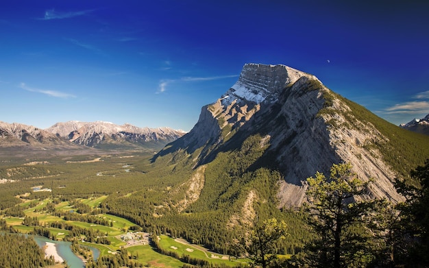 El espacio del río del cielo de piedra