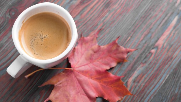 Espacio de texto con taza de café y hojas de otoño.