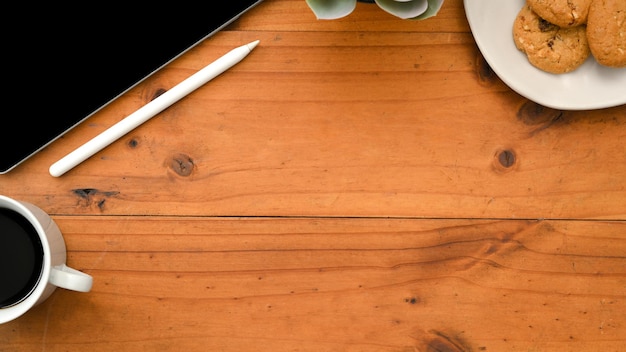 Espacio de trabajo con accesorios y espacio vacío para mostrar el texto en el fondo rústico de la mesa de madera dura