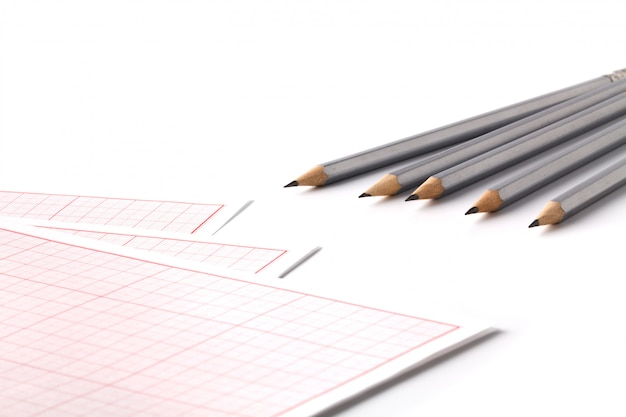 Un espacio de trabajo de arquitectos con herramientas: lápiz, regla, escala y plano