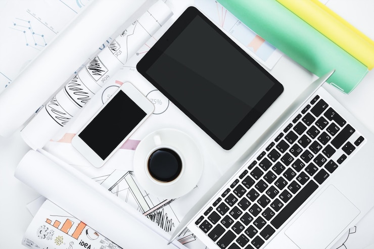 Foto espacio de trabajo blanco con computadora portátil y otros artículos.