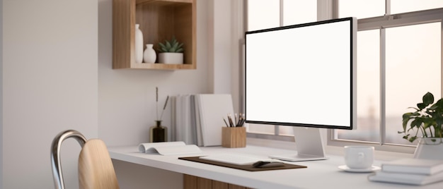 Espacio de trabajo blanco moderno con maqueta de pantalla blanca de computadora de PC y decoración en la mesa